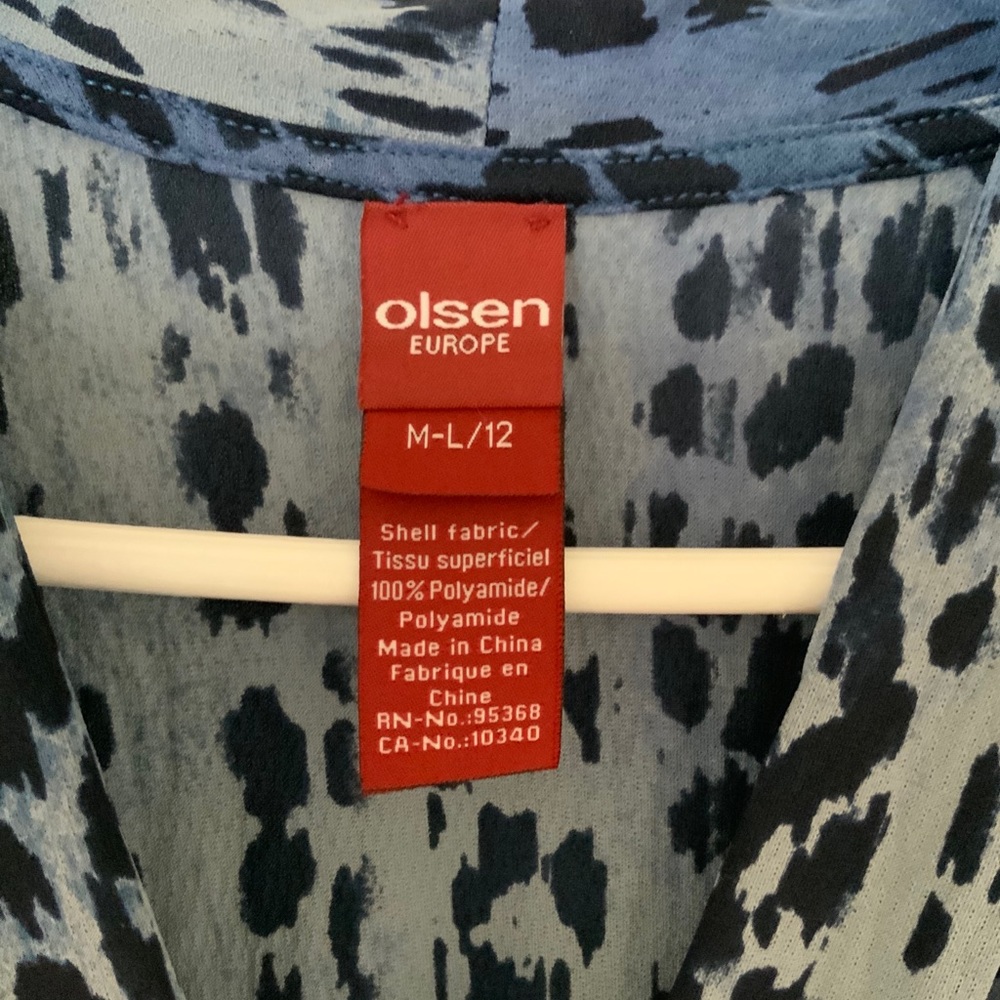 🍁Olsen - Blue Leopard print top EUC